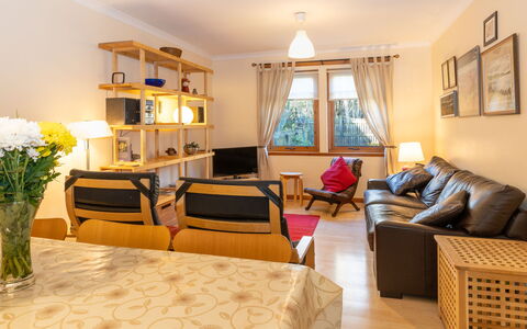 Culduthel: Möbel, Bilderrahmen, Couch, Tabelle, Komfort, Gebäude, Holz, Fenster, Interior Design, Pflanze