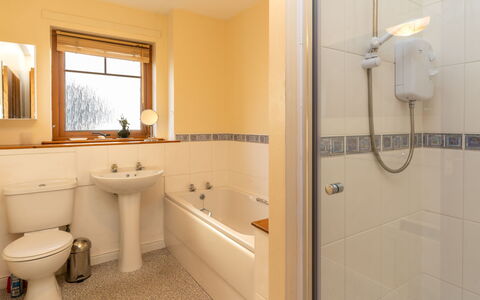 Culduthel: Armatur, Spiegel, Eigentum, Zapfhahn, Sinken, Fenster, Badezimmer, Pflanze, Interior Design