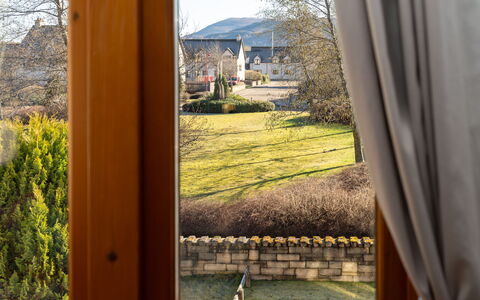 Cosagach Cottage: Pflanze, Fenster, Holz, Schatten, Rechteck, Interior Design, Baum, Gras, Gebäude