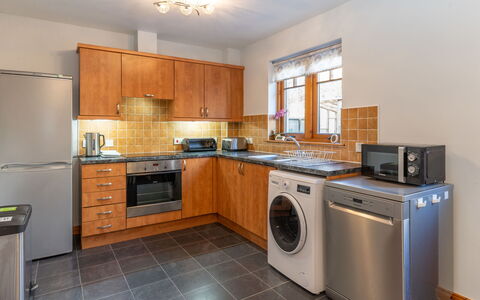 Cosagach Cottage: Cabinetry, Countertop, Haushaltsgerät, Herd, Holz, Küchengerät, Gebäude, Beleuchtung, Küche, Interior Design