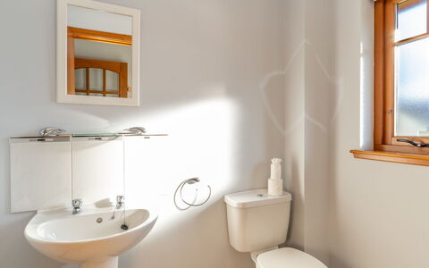 Cosagach Cottage: Armatur, Bad Sink, Toilleten Sitz, Zapfhahn, Fenster, Lila, Holz, Badezimmer, Sinken