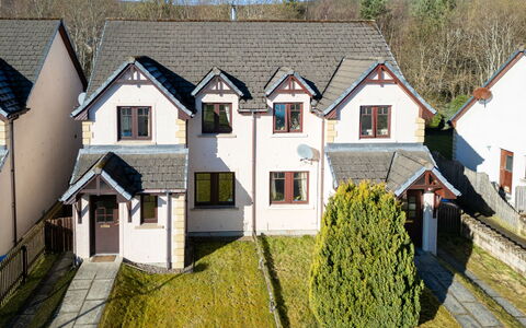 Cosagach Cottage: Gebäude, Himmel, Eigentum, Fenster, Pflanze, Haus, Grundstueck, Hütte, Urban Design, Gras