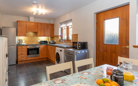 Cosagach Cottage: Essen, Cabinetry, Countertop, Eigentum, Geschirr, Holz, Herd, Sinken, Interior Design, Orange