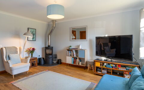Cosagach Cottage: Couch, Eigentum, Möbel, Holz, Bilderrahmen, Interior Design, Tabelle, Fussboden, Wohnzimmer, Flooring