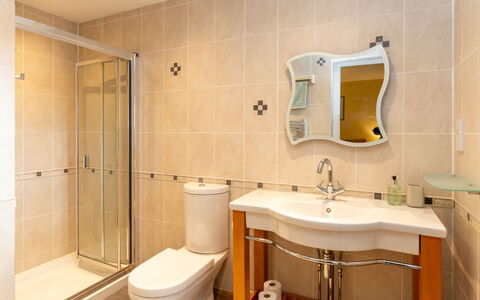 Skye Premier: Spiegel, Armatur, Zapfhahn, Bad Sink, Sinken, Eigentum, Toilleten Sitz, Toilette, Lila, Badezimmer