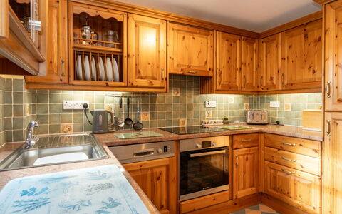Skye Premier: Countertop, Cabinetry, Eigentum, Möbel, Sinken, Spüle, Küche, Holz, Interior Design, Haushaltsgerät