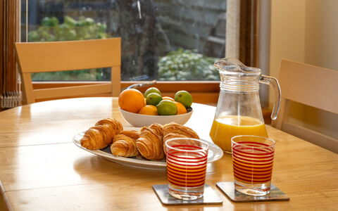 Skye Premier: Essen, Geschirr, Tabelle, Dishware, Pflanze, Fenster, Orange, Orange