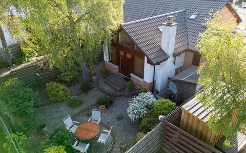 Skye Premier: Gebäude, Pflanze, Fenster, Baum, Haus, Hütte, Urban Design, Holz, Biome, Wohngebiet