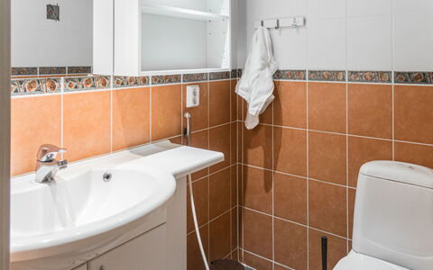 Ruska: Möbel, Interior Design, Flooring, Fussboden, Tabelle, Decke, Küche & Esszimmer Tisch, Beleuchtung, Stuhl, Zuhause