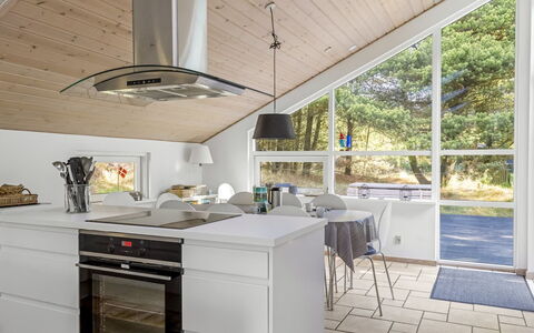 Emila - 2.2Km from the Sea: Küche, Flooring, Countertop, Küchengerät, Interior Design, Holz, Decke, Major Appliance, Cabinetry, Möbel