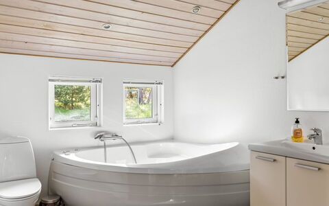Emila - 2.2Km from the Sea: Armatur, Flooring, Badezimmer, Interior Design, Fussboden, Badewanne, Installation, Zapfhahn, Decke, Sinken