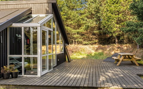 Emila - 2.2Km from the Sea: Holz, Hütte, Treppe, Veranda, Gartenbauten, Hartholz, Abstellgleis, Deck, Schatten, Planke