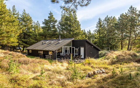 Emila - 2.2Km from the Sea: Dach, Haus, Zuhause, Hütte, Tür, Abstellgleis, Deck, Veranda, Planke, Hartholz