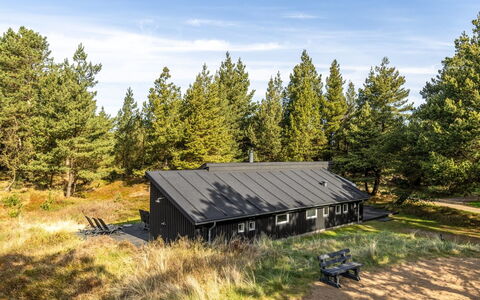 Emila - 2.2Km from the Sea: Dach, Haus, Zuhause, Hütte, Tür, Abstellgleis, Deck, Veranda, Planke, Hartholz