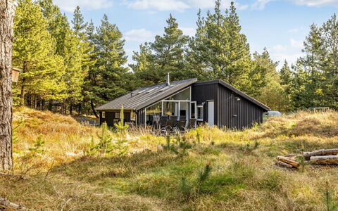 Emila - 2.2Km from the Sea: Dach, Haus, Zuhause, Hütte, Tür, Abstellgleis, Deck, Veranda, Planke, Hartholz