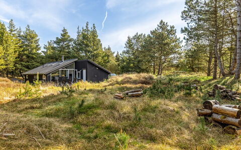 Emila - 2.2Km from the Sea: Dach, Haus, Zuhause, Hütte, Tür, Abstellgleis, Deck, Veranda, Planke, Hartholz