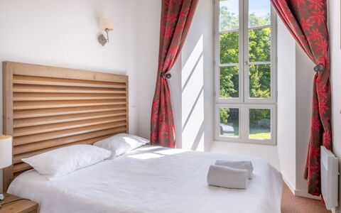 Erdeven 101: Möbel, Holz, Interior Design, Bett, Schlafzimmer, Kissen, Bettrahmen, Bedding, Zimmer, Fensterabdeckung