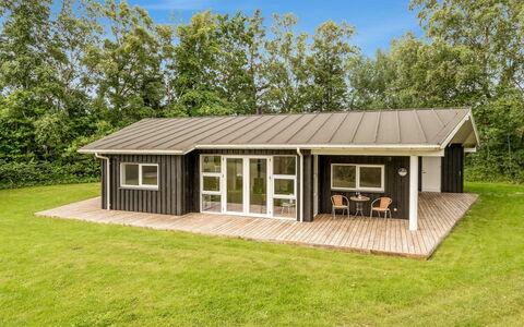Majvor - 200M from the Sea: Holz, Zuhause, Veranda, Deck, Hartholz, Dach, Holzbeize, Holzboden, Eco Hotel