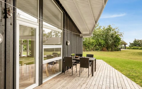 Majvor - 200M from the Sea: Holz, Zuhause, Veranda, Deck, Hartholz, Dach, Holzbeize, Holzboden, Eco Hotel
