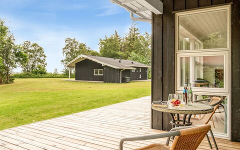 Majvor - 200M from the Sea: Holz, Zuhause, Veranda, Deck, Hartholz, Dach, Holzbeize, Holzboden, Eco Hotel