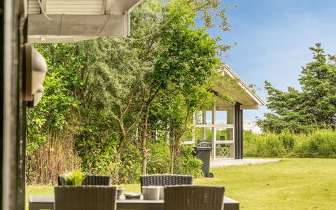 Majvor - 200M from the Sea: Holz, Zuhause, Veranda, Deck, Hartholz, Dach, Holzbeize, Holzboden, Eco Hotel