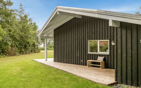 Majvor - 200M from the Sea: Holz, Zuhause, Veranda, Deck, Hartholz, Dach, Holzbeize, Holzboden, Eco Hotel