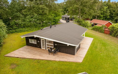 Majvor - 200M from the Sea: Holz, Zuhause, Veranda, Deck, Hartholz, Dach, Holzbeize, Holzboden, Eco Hotel