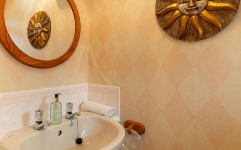 Falcon Lodge: Braun, Spiegel, Sinken, Zapfhahn, Armatur, Bad Sink, Badezimmer, Interior Design, Holz