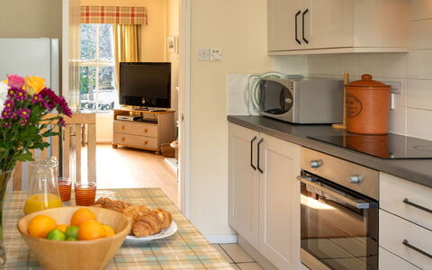 Falcon Lodge: Cabinetry, Countertop, Eigentum, Küche, Gebäude, Herd, Küchengerät, Interior Design, Schublade, Haushaltsgerät