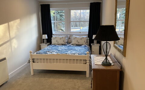 Falcon Lodge: Bett, Möbel, Schlafzimmer, Bedding, Interior Design, Bettdecke, Holz, Flooring, Fussboden, Linens