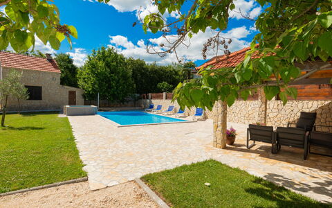 Lucija: Schwimmbad, Estate, Resort, Gartenmöbel, Flagstone, Schatten, Villa, Hinterhof, Eco Hotel, Hazienda