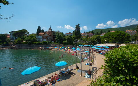 Opatija 115: Wasser, Himmel, Wolke, Pflanze, Regenschirm, Azurblau, Baum, Schwimmbad, Küsten Und Ozeanische Forms, Freizeit