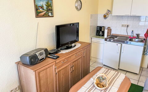 Schmidt (App.1): Cabinetry, Eigentum, Möbel, Tabelle, Interior Design, Schublade, Haushaltsgerät, Bilderrahmen, Sinken, Fernsehen