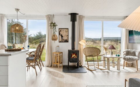 Zina - 600M from the Sea: Möbel, Flooring, Stuhl, Holzboden, Wohnzimmer, Natürliches Material, Zimmerpflanze, Blumentopf, Hartholz, Küche & Esszimmer Tisch