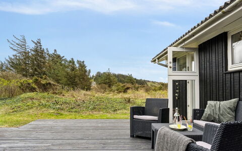 Zina - 600M from the Sea: Holz, Veranda, Zuhause, Tür, Hartholz, Planke, Deck, Hütte, Holzboden, Abstellgleis