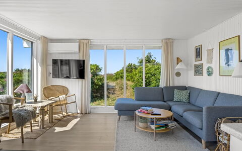 Zina - 600M from the Sea: Möbel, Interior Design, Holz, Flooring, Fussboden, Couch, Tabelle, Stuhl, Wohnzimmer, Decke