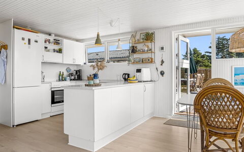 Zina - 600M from the Sea: Flooring, Küche, Holz, Interior Design, Fussboden, Möbel, Countertop, Holzboden, Cabinetry, Küchengerät