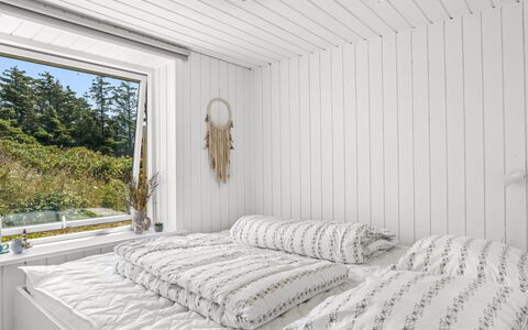 Zina - 600M from the Sea: Schlafzimmer, Interior Design, Holz, Decke, Bett, Bedding, Bettdecke, Linens, Beleuchtung, Fussboden