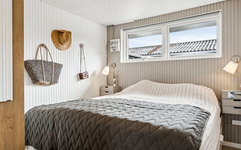 Zina - 600M from the Sea: Holz, Schlafzimmer, Bett, Interior Design, Linens, Bettdecke, Bedding, Fussboden, Flooring, Decke