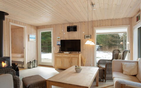 Dwerg - 500M from the Sea: Möbel, Interior Design, Couch, Flooring, Fussboden, Wohnzimmer, Zimmer, Tabelle, Stuhl, Wohnung