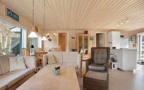 Dwerg - 500M from the Sea: Möbel, Interior Design, Couch, Flooring, Fussboden, Wohnzimmer, Zimmer, Tabelle, Stuhl, Wohnung