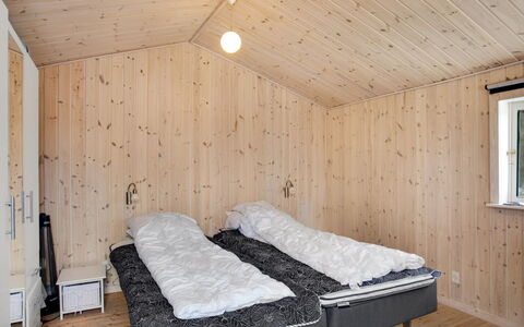 Dwerg - 500M from the Sea: Möbel, Interior Design, Couch, Flooring, Fussboden, Wohnzimmer, Zimmer, Tabelle, Stuhl, Wohnung