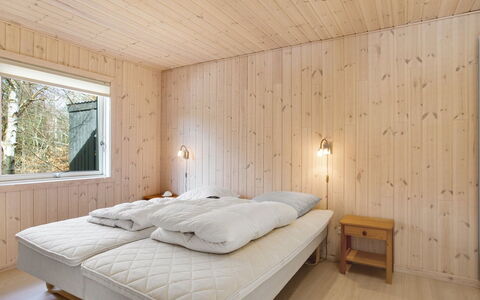 Dwerg - 500M from the Sea: Möbel, Interior Design, Couch, Flooring, Fussboden, Wohnzimmer, Zimmer, Tabelle, Stuhl, Wohnung