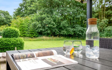 Tancred - 30Km from the Sea: Möbel, Gartenmöbel, Tabelle, Tisch Im Freien, Garten, Stuhl, Schatten, Küche & Esszimmer Tisch, Hinterhof, Landscaping
