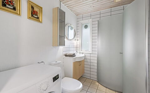 Tancred - 30Km from the Sea: Armatur, Flooring, Fussboden, Interior Design, Toilette, Decke, Badezimmer, Toilleten Sitz, Sinken, Installation