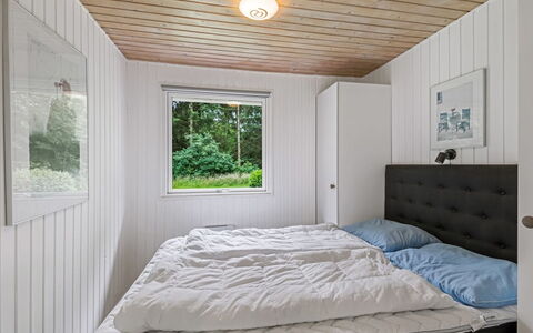 Tancred - 30Km from the Sea: Schlafzimmer, Holz, Bett, Interior Design, Decke, Bettdecke, Bedding, Flooring, Fussboden, Bettrahmen