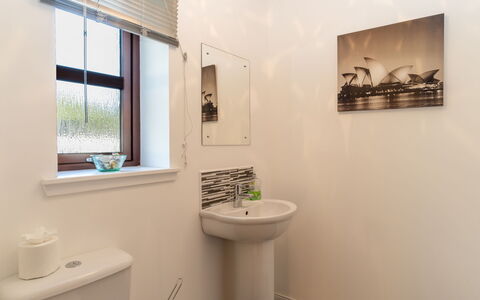 Pineways: Spiegel, Zapfhahn, Eigentum, Sinken, Armatur, Bad Sink, Fenster, Badezimmer, Lila, Interior Design