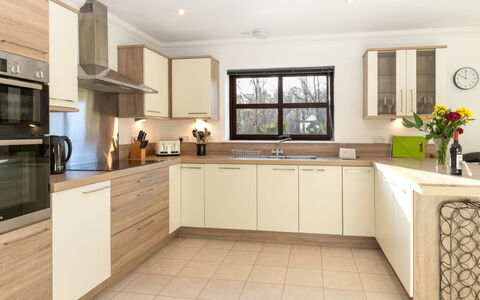 Pineways: Countertop, Cabinetry, Eigentum, Sinken, Spüle, Zapfhahn, Weiss, Fenster, Interior Design, Küche