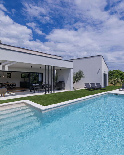 Villa Valla: Wasser, Wolke, Himmel, Pflanze, Blau, Schwimmbad, Schatten, Baum, Gebäude, Gras