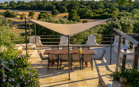Trulli Di Grieco: Tabelle, Pflanze, Möbel, Pflanzengemeinschaft, Stuhl, Gebäude, Baum, Gartenmöbel, Schatten, Tisch Im Freien